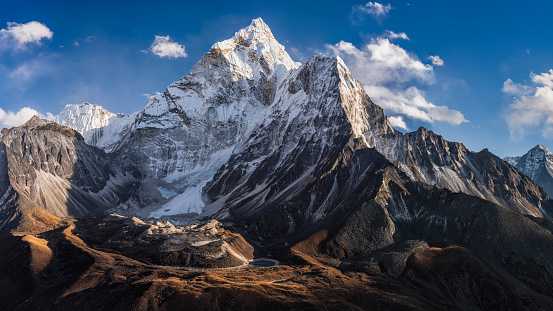 Ama Dablam and the Khumbu peaks under a clear blue sky